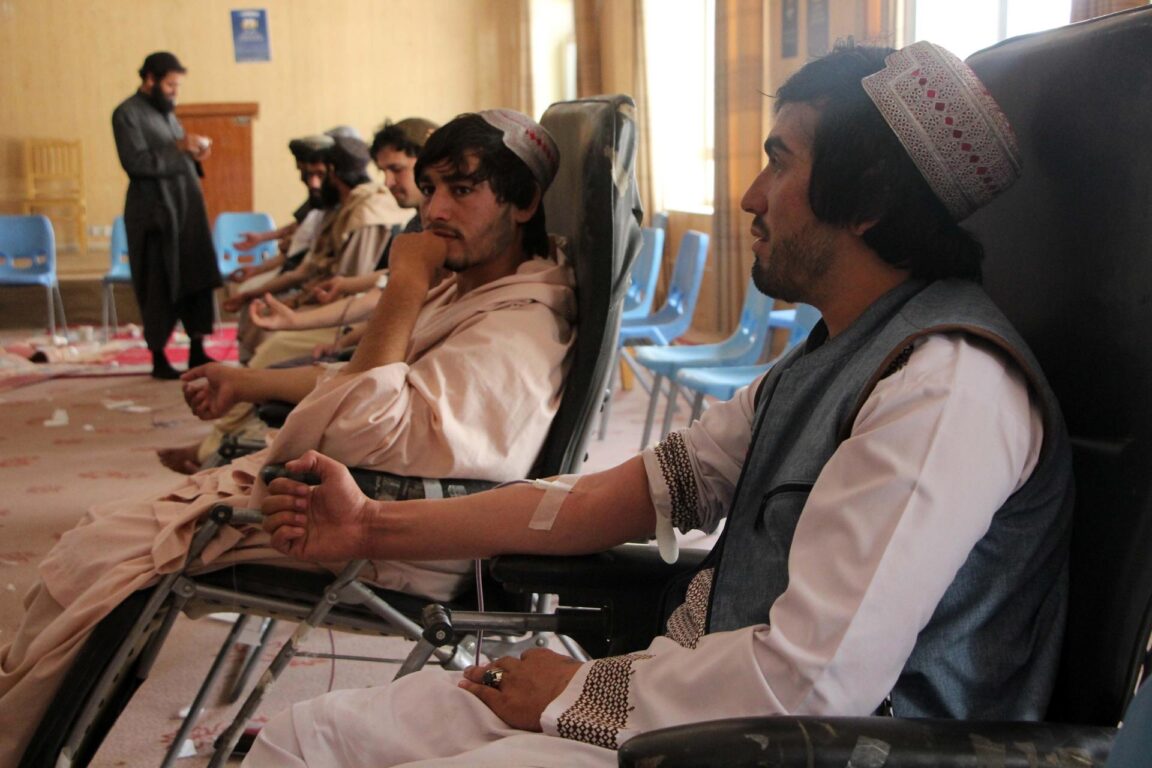 Personas donando sangre para las víctimas del terremoto en Kunar, en Kandahar