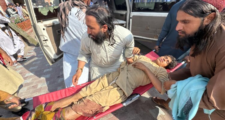 Un herido es trasladado a un hospital en Jalalabad, Afganistán