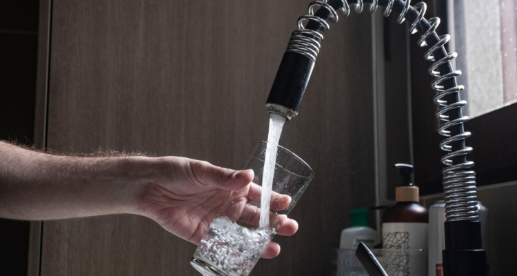 El nuevo recargo tarifario que cobrará Aguas Andinas por consumir más agua en verano