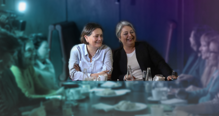 Albornoz y Jara durante desayuno. Fondo difuso.