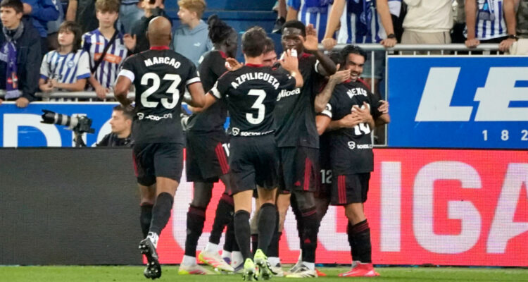 Alexis Sánchez celebra su gol en la victoria de Sevilla ante Alavés