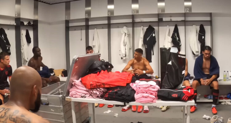 Alexis Sánchez en el vestuario del Sevilla FC