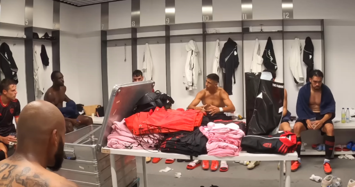 Alexis Sánchez en el vestuario del Sevilla FC