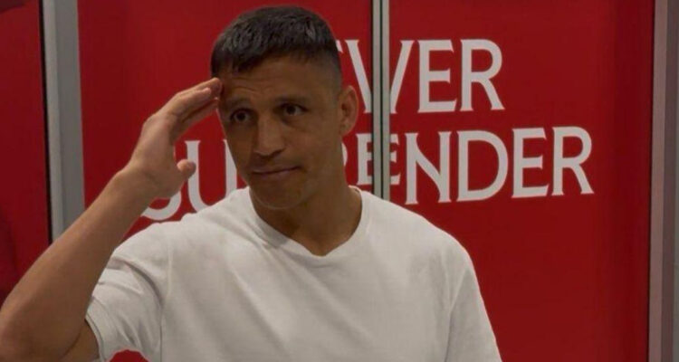 Alexis Sánchez en su arribo a Sevilla