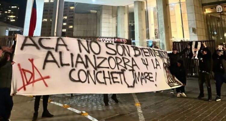 Barristas de La U en Coquimbo: insultaron a Alianza Lima en su arribo a hotel