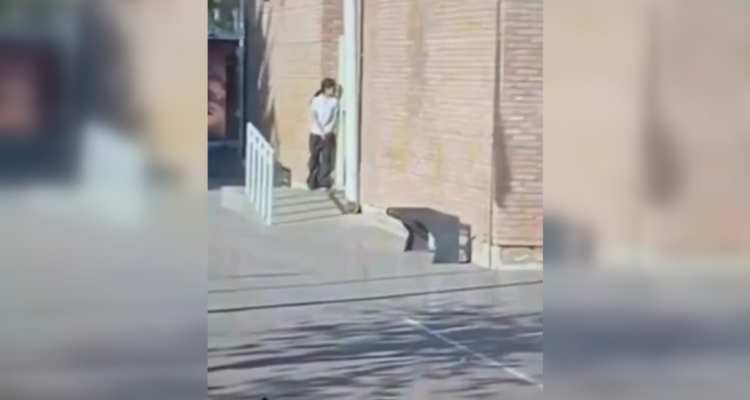 alumna parapetada en colegio de Mendoza, Argentina