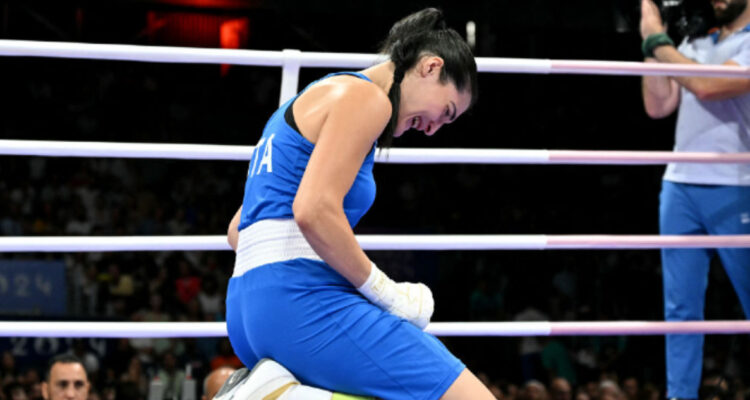 Angela Carini llora en su pelea contra Imane Khelif
