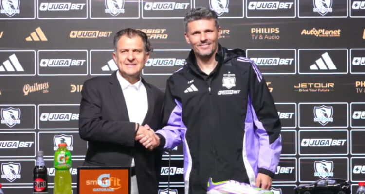 Aníbal Mosa junto a Fernando Ortíz en su presentación como DT de Colo Colo