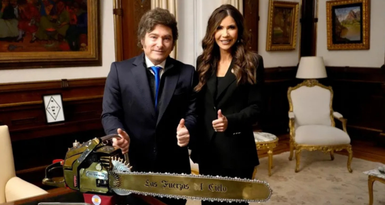 El presidente de Argentina, Javier Milei, y la secretaria de Seguridad Nacional de EEUU, Kristi Noem, en julio