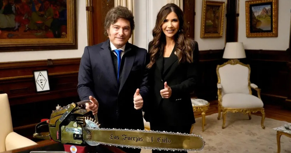 El presidente de Argentina, Javier Milei, y la secretaria de Seguridad Nacional de EEUU, Kristi Noem, en julio