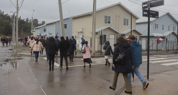 Foto de contextos de personas caminando hacia sus nuevas viviendas
