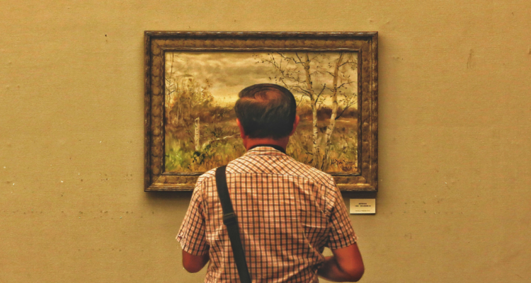 Persona contemplando una obra de arte