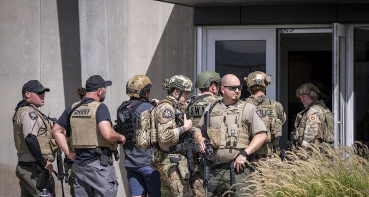 Agentes luego del ataque contra Charlie Kirk