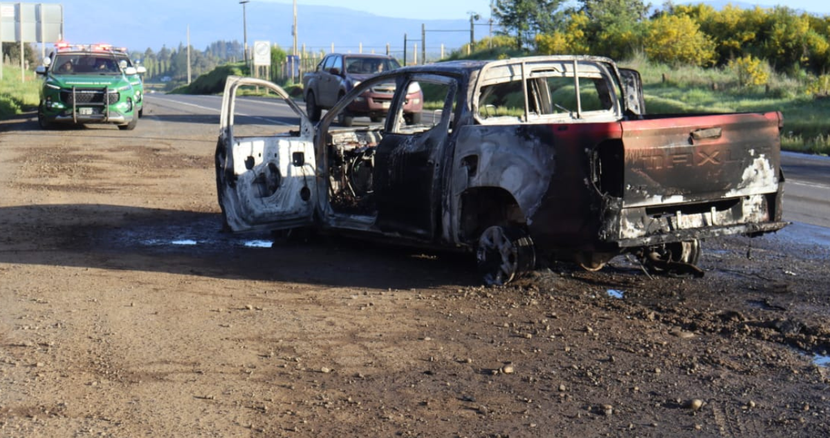 Una camioneta destruida deja ataque incendiario en ruta entre Collipulli y Angol