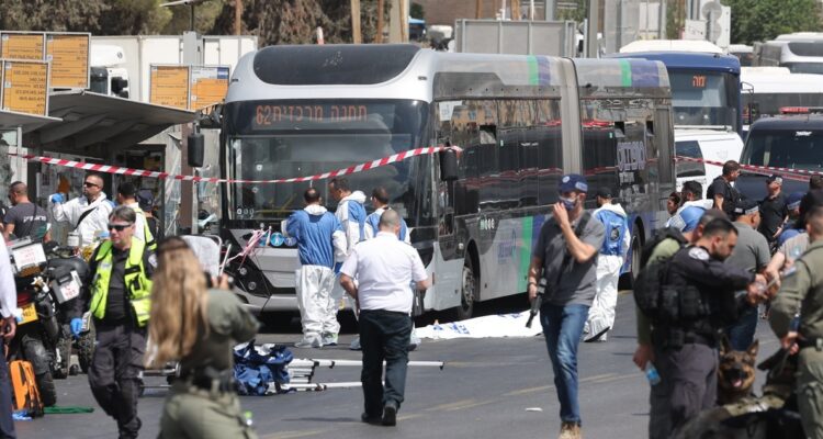 Cinco civiles muertos deja ataque a tiros en Jerusalén: autores fueron abatidos