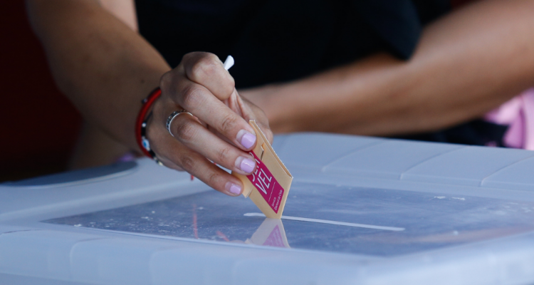 Avanza reforma que aumenta requisitos al voto extranjero: se votaría junto a la multa por no sufragar