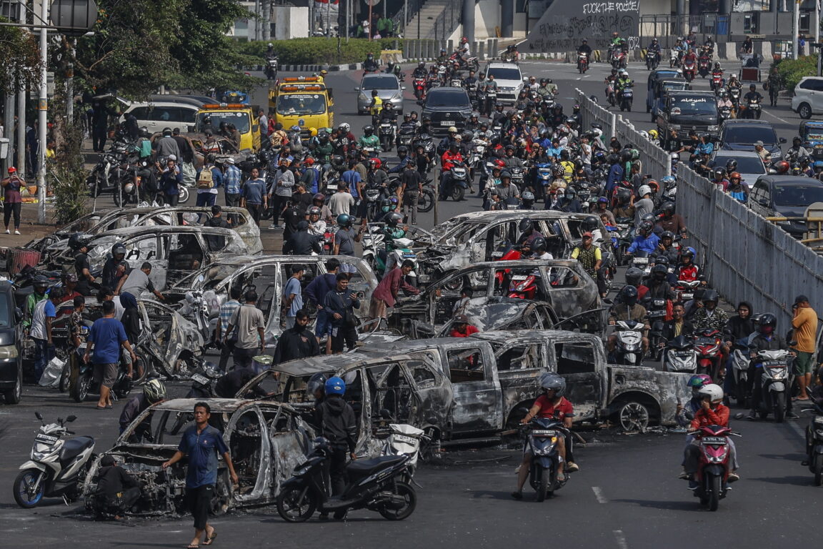 Unos 10 muertos en protestas por aumento de sueldos de diputados en Indonesia: habría 20 desaparecidos