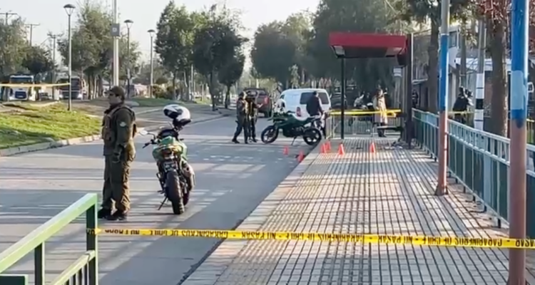 Delincuente balea a dos personas tras asalto en un paradero de buses en Puente Alto