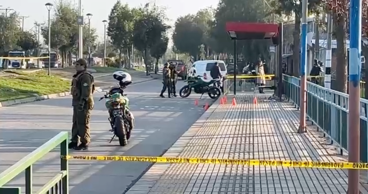 Delincuente balea a dos personas tras asalto en un paradero de buses en Puente Alto