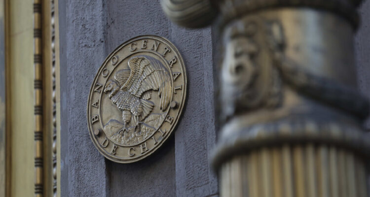 Banco Central pone lupa al mercado laboral y reafirma impacto de alza del sueldo mínimo y las 40 Horas