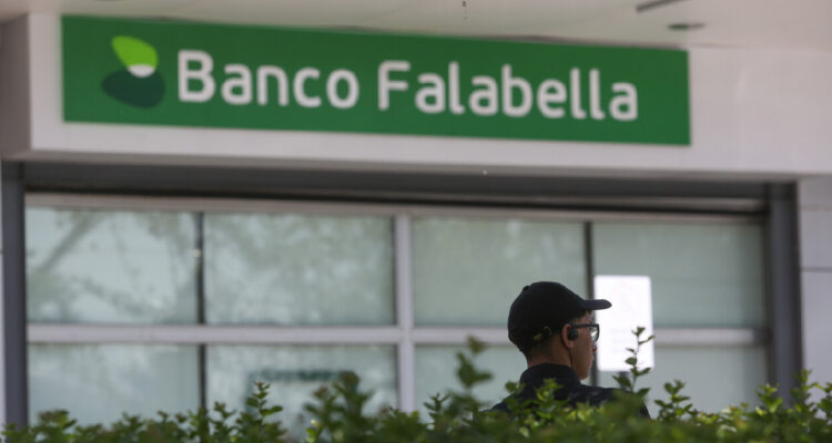 Cajera de Banco Falabella enfrenta querella por estafa: infló depósito a 90 millones y acusó extorsión