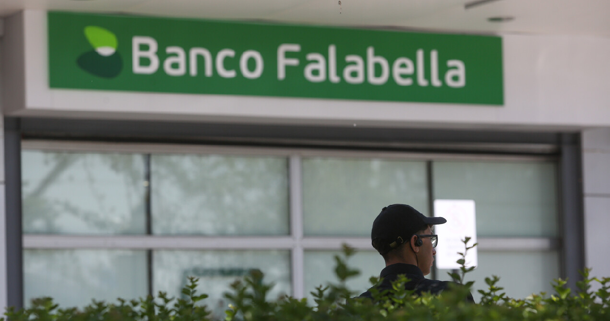 Cajera de Banco Falabella enfrenta querella por estafa: infló depósito a 90 millones y acusó extorsión