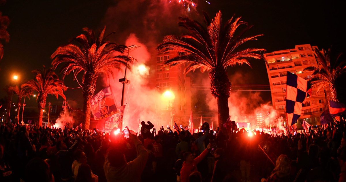 Banderazo de barra de La U a las afueras de hotel en La Serena