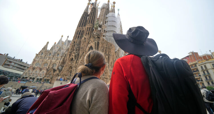 España celebra récord de turistas y aumento de lo que gastan al visitar el país