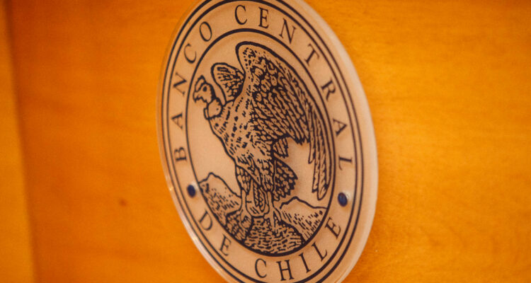 Gobierno le baja perfil a su debate por informe del BC y economistas dan más alertas sobre el empleo