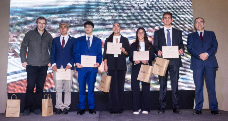 Entregan beca “Fibra de Campeones” a cinco jóvenes del Club UC para financiar gastos deportivos