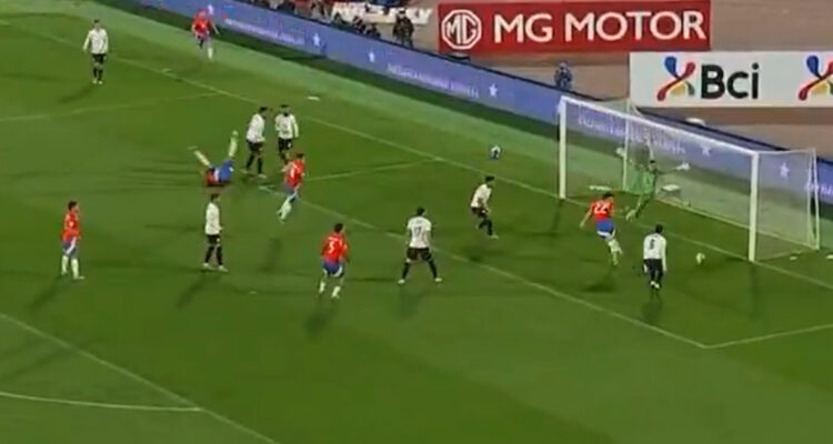 Ben Brereton falla una clara chance de gol en duelo de La Roja ante Uruguay