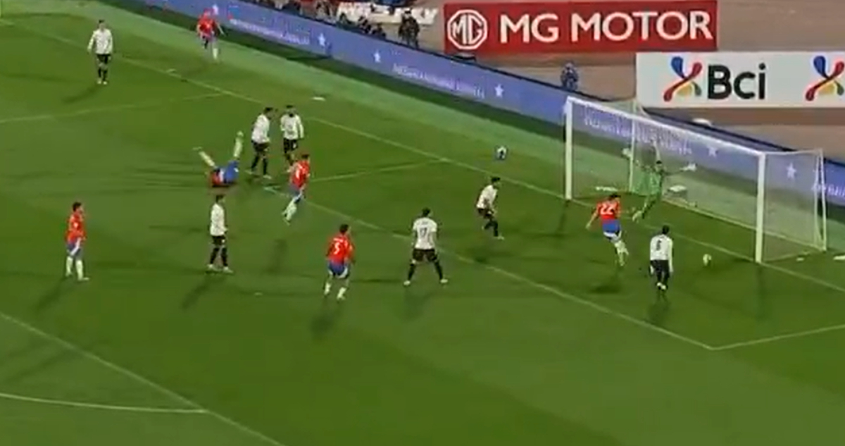Ben Brereton falla una clara chance de gol en duelo de La Roja ante Uruguay