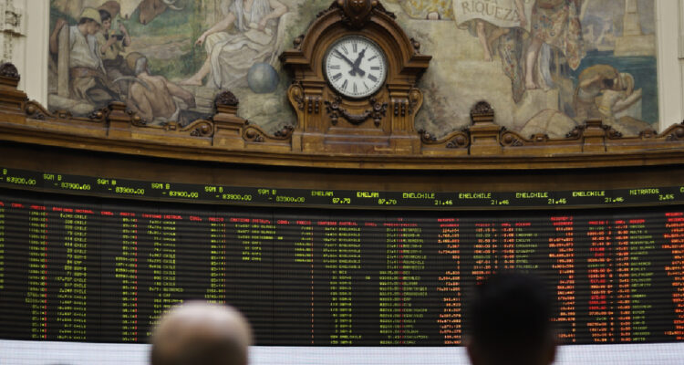 Derrota electoral de Milei resuena en la Bolsa de Santiago y caen acciones expuestas a Argentina