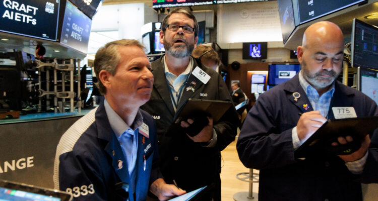 Wall Street abrió en tono mixto ante la expectativa de que bajen los tipos de interés en EEUU