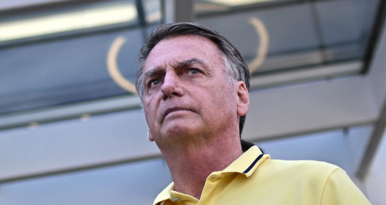 Jair Bolsonaro saliendo del hospital DF Star en Brasilia el 16 de agosto de 2025