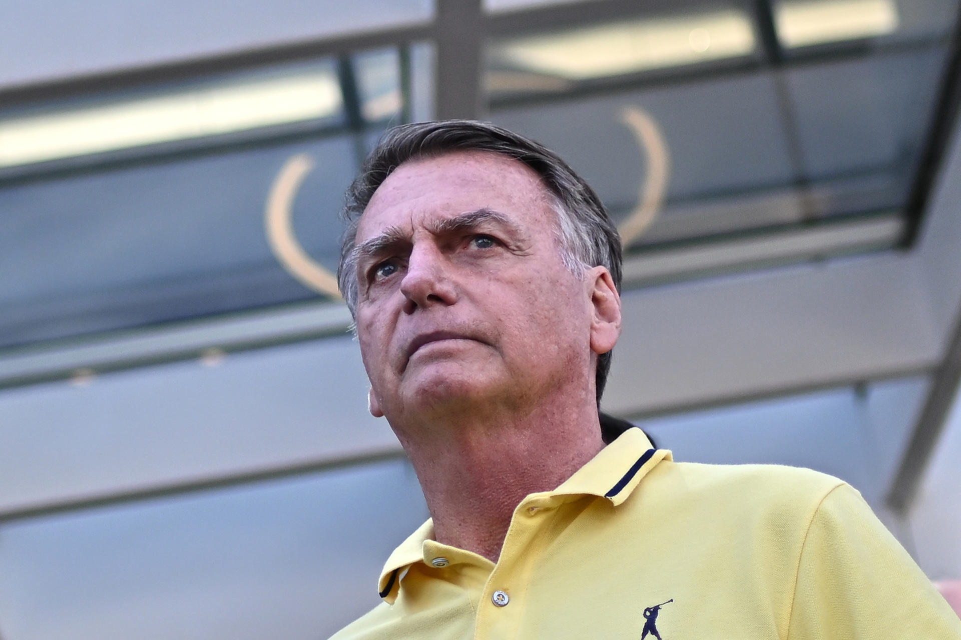 Jair Bolsonaro saliendo del hospital DF Star en Brasilia el 16 de agosto de 2025