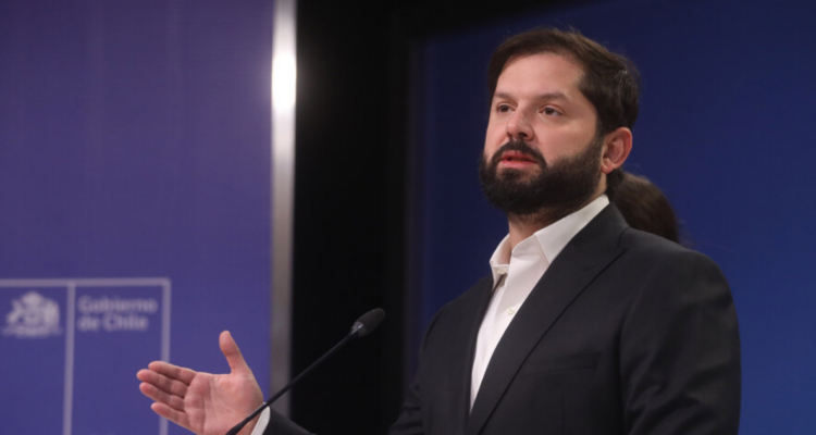 Boric asistirá a la ONU con parlamentarios divididos por apoyo a eventual candidatura de Bachelet.