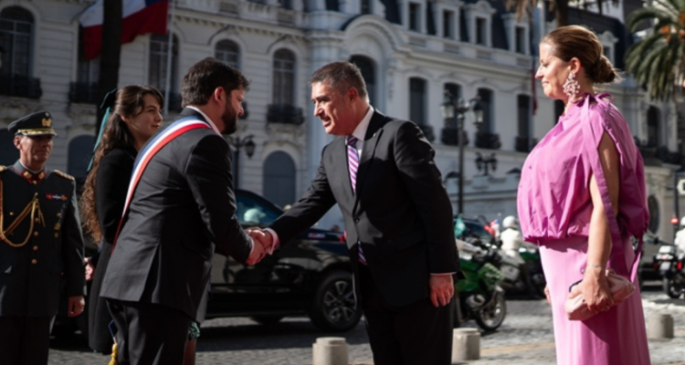 El presidente Boric y el alcalde Desbordes se saludan antes de ingresar al Teatro Municipal.