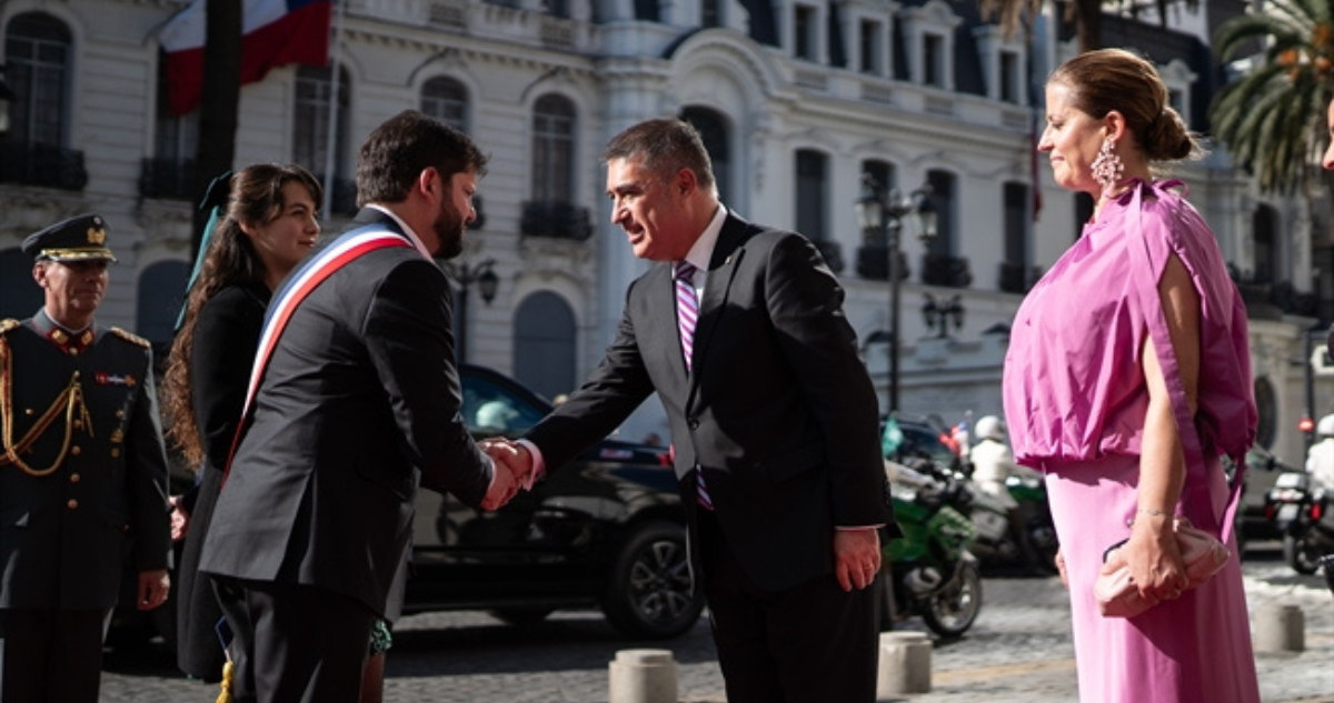 El presidente Boric y el alcalde Desbordes se saludan antes de ingresar al Teatro Municipal.