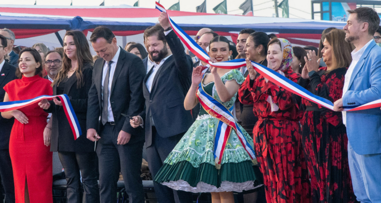 Oposición critica a presidente Boric por inaugurar fiesta en la pampilla antes que en Santiago