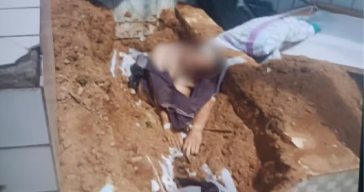 Cadáver de hombre sentado en tumba
