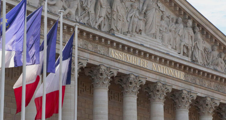 Economía de Francia enfrenta un nuevo desafío además de su gigantesca deuda: otra caída del Gobierno