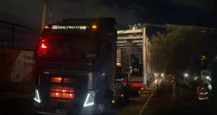 Camión derriba poste de tendido eléctrico: dejó sin luz a más de mil clientes en dos comunas de la RM