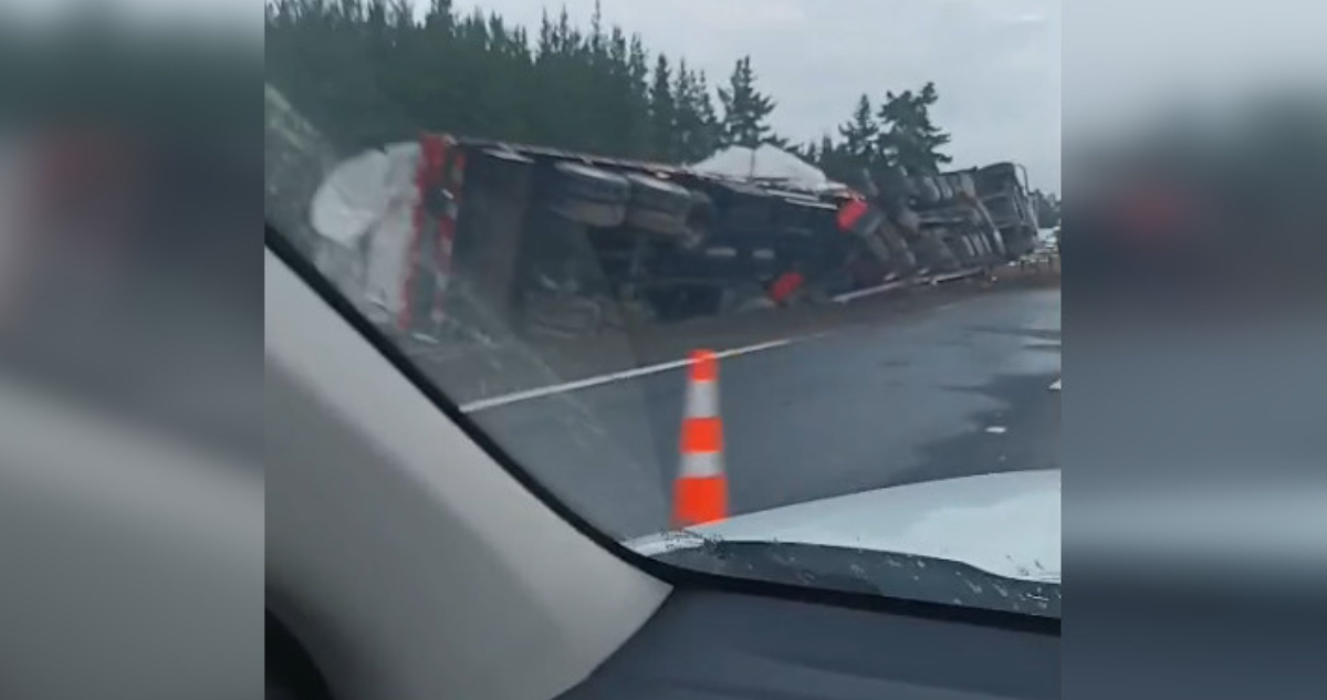 Camión termina volcado en Ruta 5 Sur en cercanías del Salto del Laja