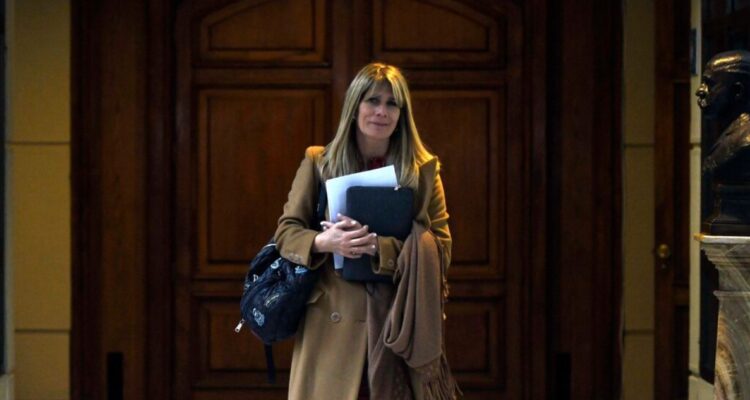 Oficialismo y la DC inician ofensiva judicial para impugnar candidatura al Senado de Ximena Rincón