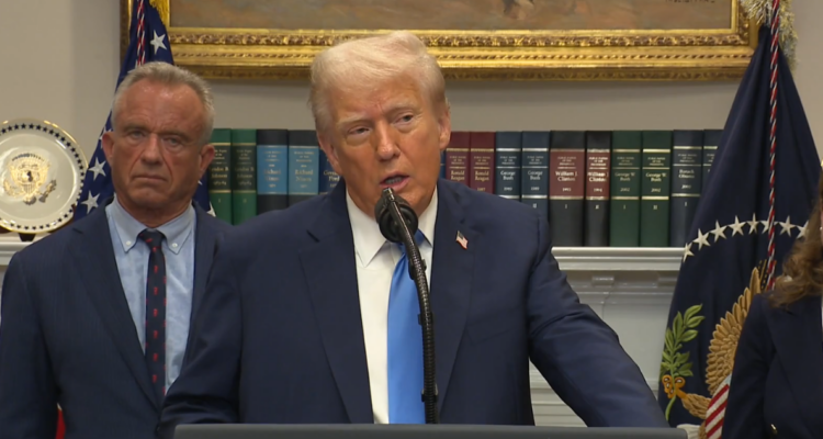 Trump se apoya en rumores sobre autismo: Hay partes del mundo donde no hay porque no tienen Tylenol