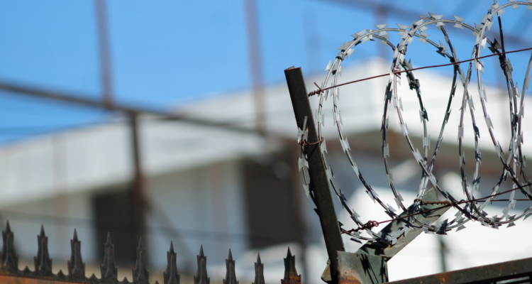 Interior de cárcel por prisión preventiva para acusado de matar con disparo en la cabeza a menor de 16 años en Coronel