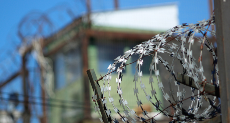 Interior de cárcel por prisión preventiva a acusado de violar a dos menores que viven en residencia de protección en Valdivia