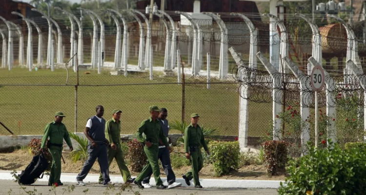 Imagen de archivo de militares que custodian a dos presos en una cárcel de La Habana, Cuba