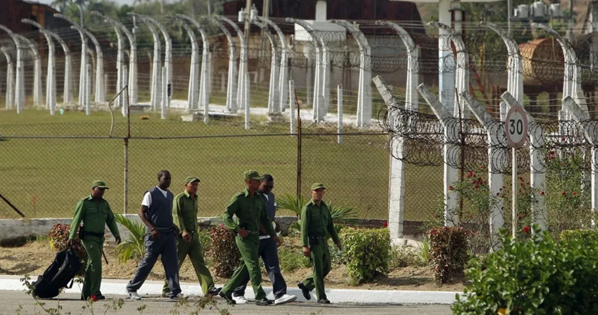 Imagen de archivo de militares que custodian a dos presos en una cárcel de La Habana, Cuba